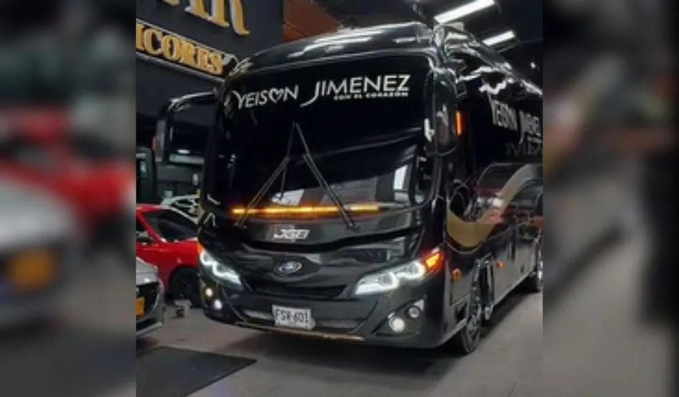 Ladrones hicieron de las suyas en el bus de Yeison Jiménez durante su homenaje 2 Ladrones hicieron de las suyas en el bus de Yeison Jiménez durante su homenaje Mientras miles de personas dentro y fuera del Movistar Arena de Bogotá lamentaban la partida de Yeison Jiménez, ladrones aprovecharon la oportunidad para robar el bus del cantante.