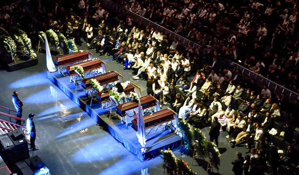 Ladrones hicieron de las suyas en el bus de Yeison Jiménez durante su homenaje 1 Ladrones hicieron de las suyas en el bus de Yeison Jiménez durante su homenaje Mientras miles de personas dentro y fuera del Movistar Arena de Bogotá lamentaban la partida de Yeison Jiménez, ladrones aprovecharon la oportunidad para robar el bus del cantante.