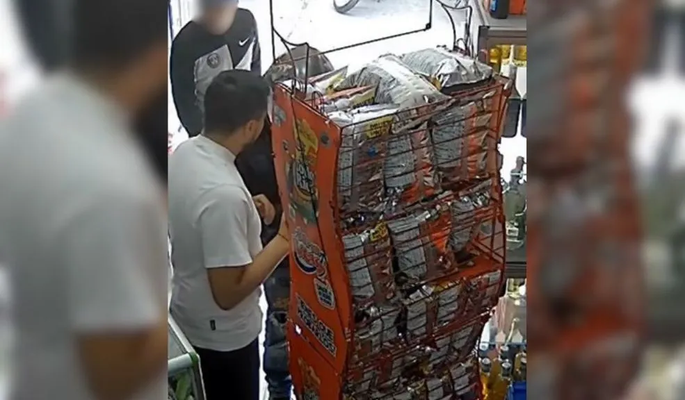 En San Cristóbal: delincuentes robaron una tienda a mano armada 1 En San Cristóbal: delincuentes robaron una tienda a mano armada Un nuevo hecho de inseguridad se presentó en la localidad de San Cristóbal, donde un comerciante fue víctima de un asalto perpetrado por cuatro sujetos que se movilizaban en dos motocicletas de alto cilindraje.