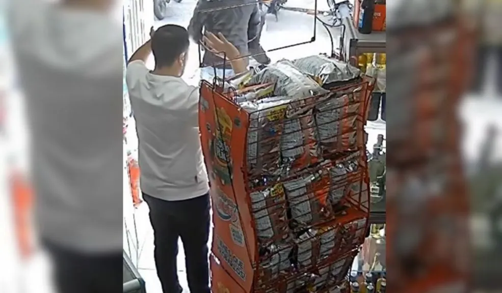 En San Cristóbal: delincuentes robaron una tienda a mano armada 2 En San Cristóbal: delincuentes robaron una tienda a mano armada Un nuevo hecho de inseguridad se presentó en la localidad de San Cristóbal, donde un comerciante fue víctima de un asalto perpetrado por cuatro sujetos que se movilizaban en dos motocicletas de alto cilindraje.