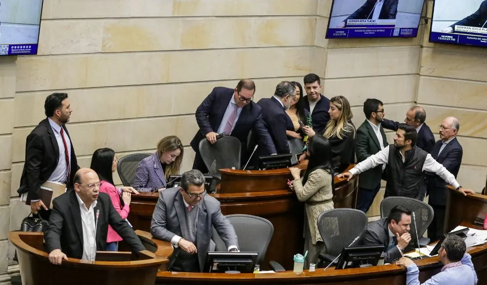 Le redujeron el sueldo a los congresistas al eliminar la prima especial El gobierno nacional expidió el decreto por el cual elimina la prima especial para los congresistas, lo que implica una reducción en 16,9 millones de pesos en el ingreso mensual que recibirán los legisladores.