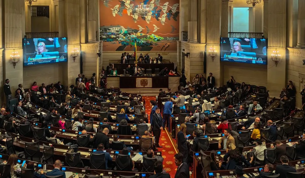 Le redujeron el sueldo a los congresistas al eliminar la prima especial El gobierno nacional expidió el decreto por el cual elimina la prima especial para los congresistas, lo que implica una reducción en 16,9 millones de pesos en el ingreso mensual que recibirán los legisladores.