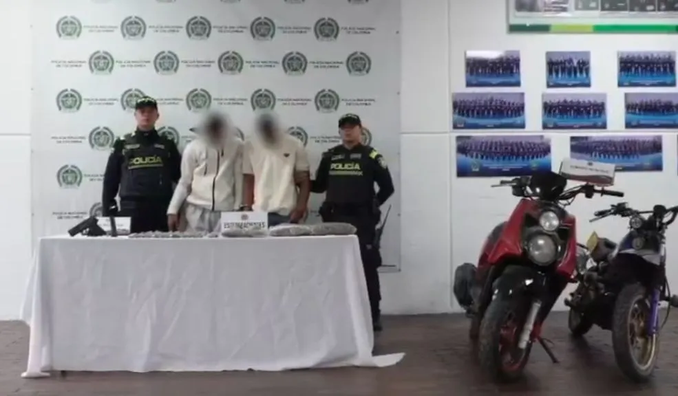Los capturaron en Ciudad Bolívar armados y con más de un kilo de marihuana la Policía Metropolitana de Bogotá logró la captura en flagrancia de dos sujetos en las laderas de la localidad de Ciudad Bolívar. Los hombres fueron sorprendidos con un arma de fuego tipo revólver y una pistola traumática, además de un bloque prensado de marihuana que superaba los 1.200 gramos.