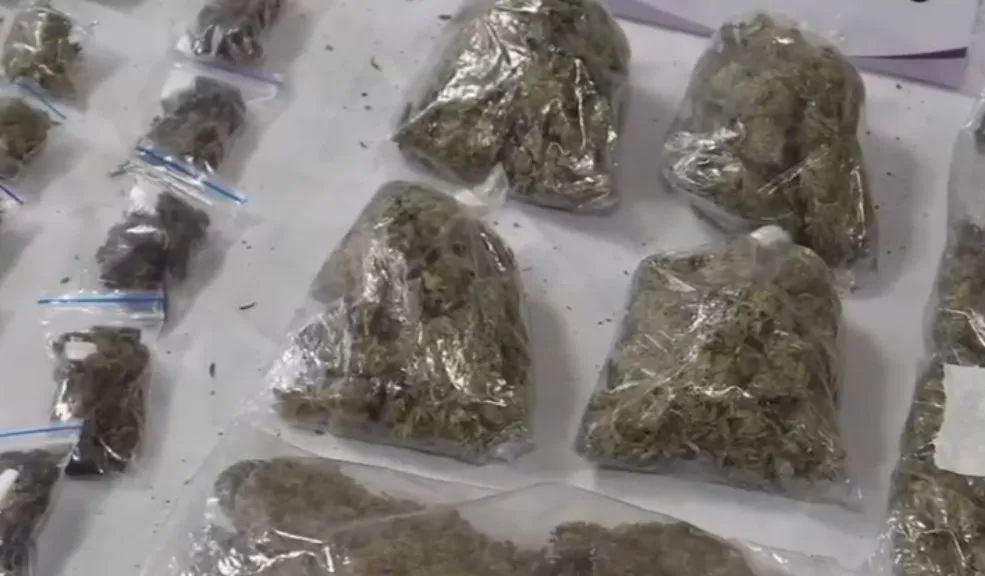Los capturaron en Ciudad Bolívar armados y con más de un kilo de marihuana 1 Los capturaron en Ciudad Bolívar armados y con más de un kilo de marihuana la Policía Metropolitana de Bogotá logró la captura en flagrancia de dos sujetos en las laderas de la localidad de Ciudad Bolívar. Los hombres fueron sorprendidos con un arma de fuego tipo revólver y una pistola traumática, además de un bloque prensado de marihuana que superaba los 1.200 gramos.