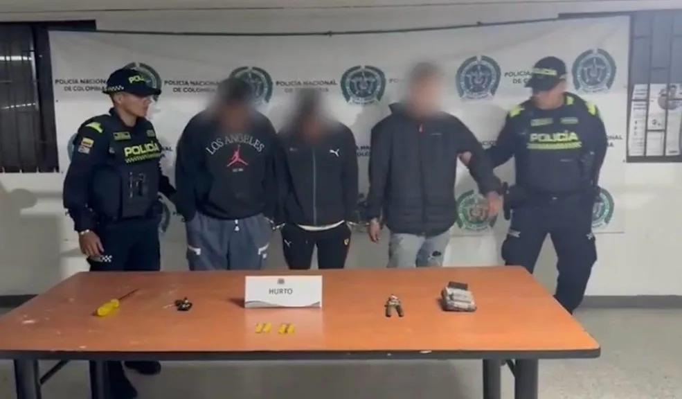 En Barrios Unidos: capturan a tres hombres robando computadores de vehículos 1 En Barrios Unidos: capturan a tres hombres robando computadores de vehículos Una oportuna intervención de la Policía Metropolitana en la localidad de Barrios Unidos permitió frustrar el hurto de componentes electrónicos y la captura de tres personas.