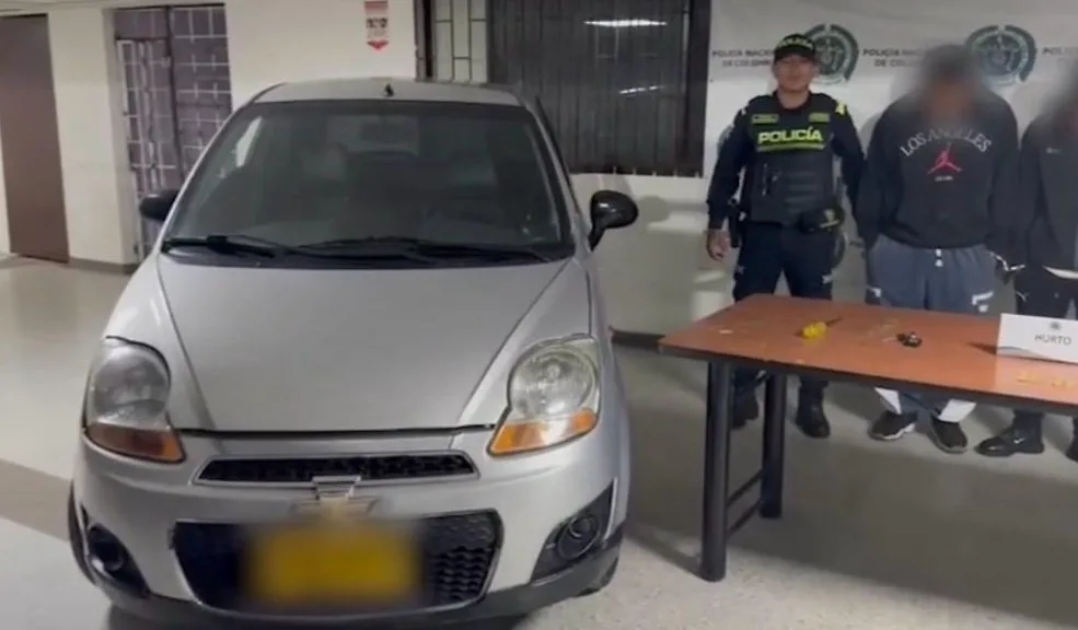 En Barrios Unidos: capturan a tres hombres robando computadores de vehículos 2 En Barrios Unidos: capturan a tres hombres robando computadores de vehículos Una oportuna intervención de la Policía Metropolitana en la localidad de Barrios Unidos permitió frustrar el hurto de componentes electrónicos y la captura de tres personas.
