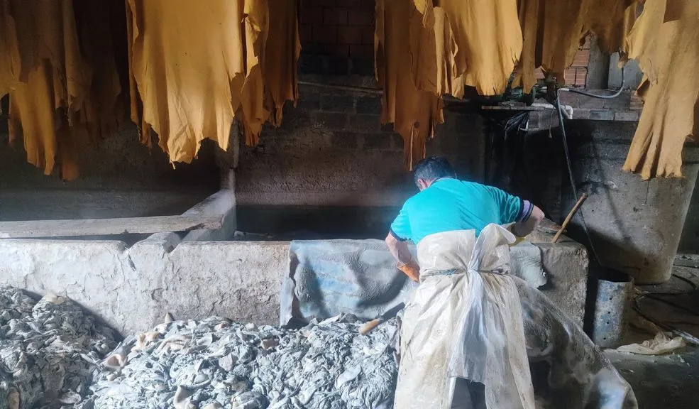 Lugar donde procesan pieles para convertirlas en cuero estaría contaminando el agua del río Bogotá 1 Lugar donde procesan pieles para convertirlas en cuero estaría contaminando el agua del río Bogotá En las últimas horas fue descubierto en flagrancia un lugar dedicado a la curtiembre (lugar donde se procesan las pieles para convertirlas en cuero) vertiendo agua contaminada al río Bogotá.