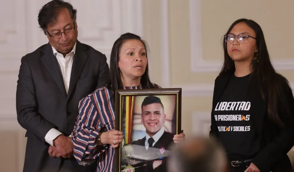 Madre de Dilan Cruz pide al presidente Gustavo Petro que su caso no quede en la impunidad Han trascurrido seis años desde el presunto asesinato de Dilan Cruz a causa de un proyectil de gas lacrimógeno disparado por un agente del ESMAD (actual UNDMO). Su madre denuncia que el caso no avanza y que, por el contrario, el uniformado implicado ha sido condecorado y ascendido. En medio de su dolor, le pide al presidente Gustavo Petro que la ayude a que la muerte de su hijo no quede en la impunidad.