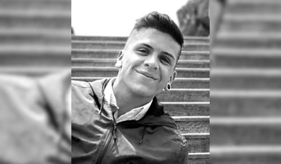 Madre de Dilan Cruz pide al presidente Gustavo Petro que su caso no quede en la impunidad Han trascurrido seis años desde el presunto asesinato de Dilan Cruz a causa de un proyectil de gas lacrimógeno disparado por un agente del ESMAD (actual UNDMO). Su madre denuncia que el caso no avanza y que, por el contrario, el uniformado implicado ha sido condecorado y ascendido. En medio de su dolor, le pide al presidente Gustavo Petro que la ayude a que la muerte de su hijo no quede en la impunidad.