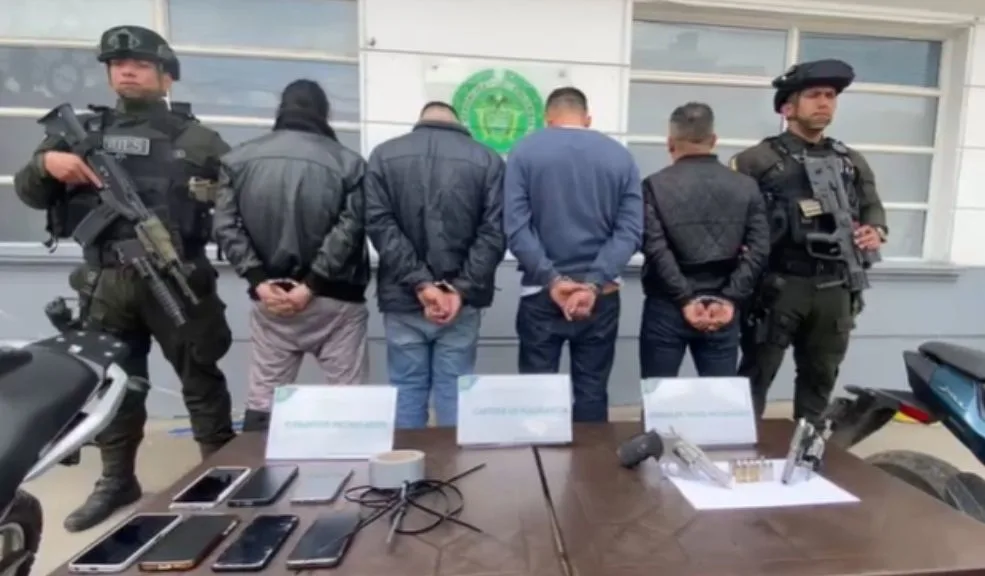 Madrid: cuatro ladrones que atentaban contra un adulto de 80 años fueron capturados Cuatro ladrones se aprovecharon de la inocencia de un adulto mayor de 80 años en Madrid (Cundinamarca), al hacerse pasar por funcionarios de salud que supuestamente adelantaban jornadas de vacunación. Bajo este engaño lograron ingresar a su vivienda y llevar a cabo un violento hurto.