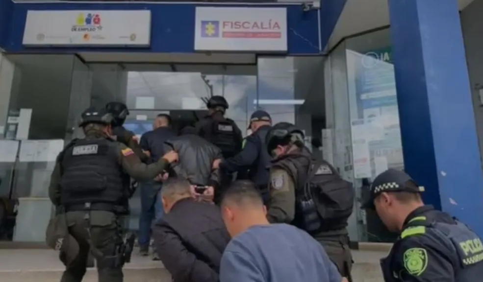Madrid: cuatro ladrones que atentaban contra un adulto de 80 años fueron capturados 2 Madrid: cuatro ladrones que atentaban contra un adulto de 80 años fueron capturados Cuatro ladrones se aprovecharon de la inocencia de un adulto mayor de 80 años en Madrid (Cundinamarca), al hacerse pasar por funcionarios de salud que supuestamente adelantaban jornadas de vacunación. Bajo este engaño lograron ingresar a su vivienda y llevar a cabo un violento hurto.