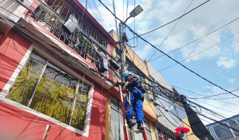 Más de 12.000 hogares ya cuentan con internet gratuito y aún hay cupos Meses atrás, el Distrito anunció un programa que pretende llevar internet fijo gratuito a 100.000 familias de la capital. A la fecha, el proyecto ya ha beneficiado a más de 12.000 hogares, pero pretende seguir ampliando su cobertura para llegar a más familias que cumplan con los requisitos.