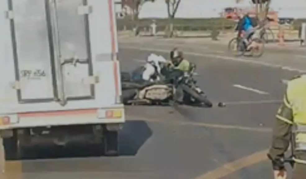 Movilidad Ahora: fuerte accidente afecta el tránsito en la Autopista Sur Hace pocos minutos se registró un fuerte accidente en la Autopista Sur, entre un motociclista y una bicicleta. Una de las personas involucradas quedó tendida sobre la vía, inconsciente; se esperan unidades de ambulancia en el lugar.
