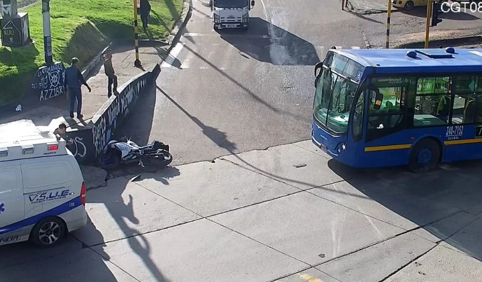 Movilidad ahora: accidente entre dos motociclistas mantiene trancada la Av. Cali La movilidad en la avenida Cali se vio seriamente comprometida en la mañana de este miércoles por un accidente entre dos motociclistas. A esta hora, en este importante corredor vial solo se puede circular por uno de los tres carriles, lo que ha generado un monumental trancón y retrasos para quienes se movilizan en sentido norte-sur.