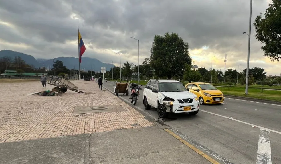 Movilidad ahora: peatón atropellado en la Av. El Dorado y camión volcado en la Av. Cali 1 Movilidad ahora: peatón atropellado en la Av. El Dorado y camión volcado en la Av. Cali La movilidad en la capital se ha visto afectada por dos accidentes reportados en menos de media hora. El primero ocurrió en la Av. El Dorado, donde se vieron involucrados una camioneta y un peatón; el segundo se registró en la Av. Cali, con el volcamiento de un camión y la carga que transportaba.