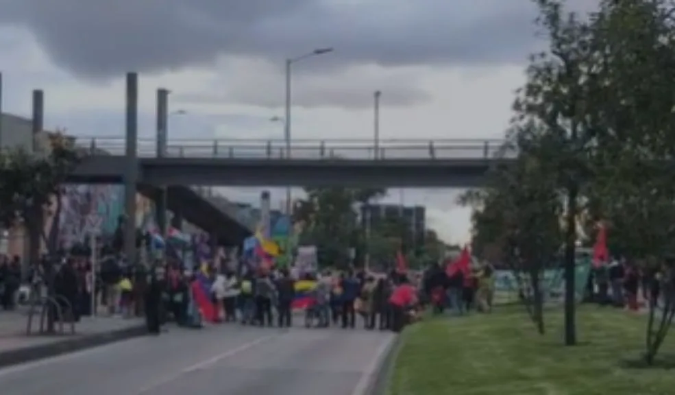 Movilidad ahora: por manifestaciones dejan de operar estaciones de TM y hay caos vehicular 2 Movilidad ahora: por manifestaciones dejan de operar estaciones de TM y hay caos vehicular Siete estaciones de TransMilenio han sido cerradas y el caos vehicular se apoderó de la movilidad de la calle 26, luego de que un grupo de manifestantes se tomara varios carriles de este importante corredor vial del occidente de Bogotá, generando afectaciones tanto al transporte público como al tráfico particular.