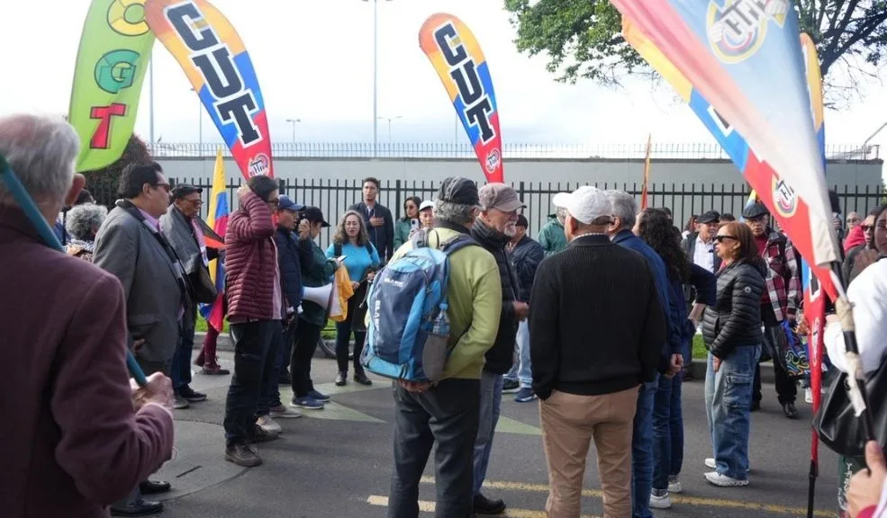Movilidad ahora: por manifestaciones dejan de operar estaciones de TM y hay caos vehicular Siete estaciones de TransMilenio han sido cerradas y el caos vehicular se apoderó de la movilidad de la calle 26, luego de que un grupo de manifestantes se tomara varios carriles de este importante corredor vial del occidente de Bogotá, generando afectaciones tanto al transporte público como al tráfico particular.