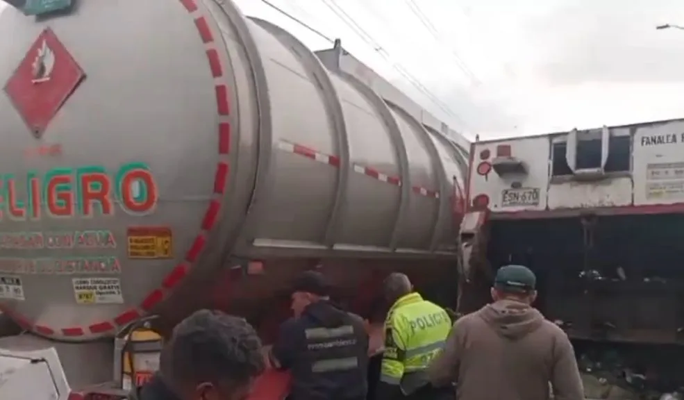 Movilidad ahora: trancón en la Av. Boyacá por choque entre camión y tractomula Si la Av. Boyacá es su ruta habitual para desplazarse al trabajo o realizar otras diligencias, considere tomar rutas alternas. A esta hora, se registran retrasos en la movilidad en este sector debido al choque entre un camión de basura y una tractomula.