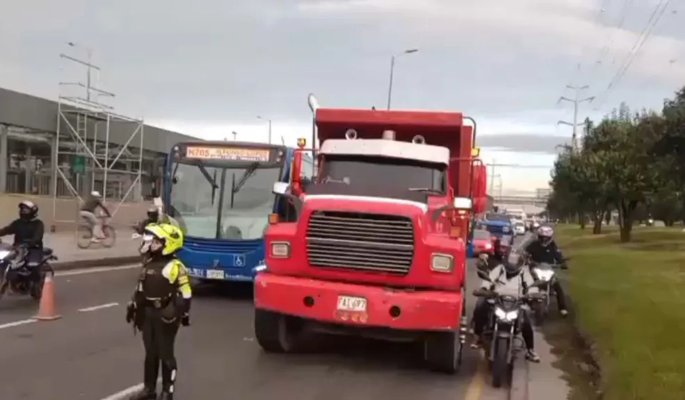 Movilidad ahora: trancón en la Av. Boyacá por choque entre camión y tractomula Si la Av. Boyacá es su ruta habitual para desplazarse al trabajo o realizar otras diligencias, considere tomar rutas alternas. A esta hora, se registran retrasos en la movilidad en este sector debido al choque entre un camión de basura y una tractomula.