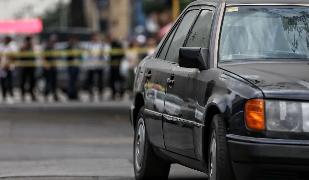 Niño de 11 años muere en atentado contra su padre, director de la cárcel de Neiva La Defensoría del Pueblo rechazó el atentando en el que falleció el hijo de 11 años del director de la cárcel de Neiva este martes tras recibir un impacto de bala en la cabeza durante un atentado sicarial perpetrado en la vía a Rivera contra el vehículo particular en el que se movilizaba junto a su padre y al subdirector del penal, quien resultó gravemente herido en el tórax y el abdomen.