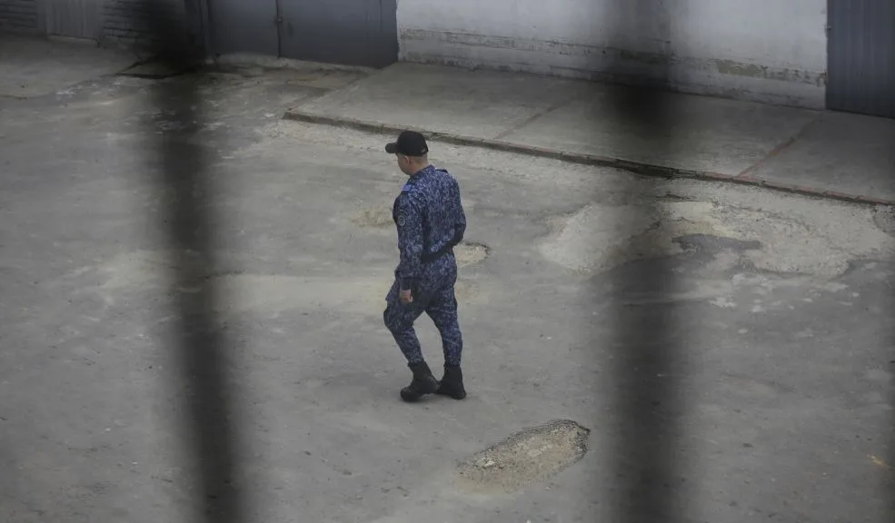 Niño de 11 años muere en atentado contra su padre, director de la cárcel de Neiva La Defensoría del Pueblo rechazó el atentando en el que falleció el hijo de 11 años del director de la cárcel de Neiva este martes tras recibir un impacto de bala en la cabeza durante un atentado sicarial perpetrado en la vía a Rivera contra el vehículo particular en el que se movilizaba junto a su padre y al subdirector del penal, quien resultó gravemente herido en el tórax y el abdomen.