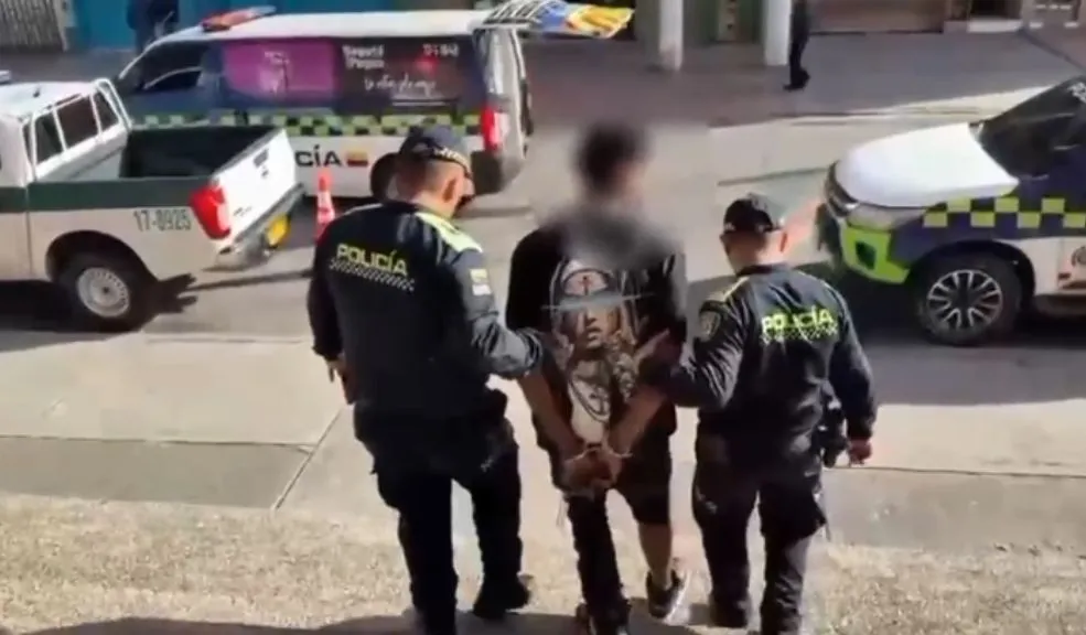 Rafael Uribe: hombre recién salido de prisión fue detenido por porte ilegal de arma de fuego 1 Rafael Uribe: hombre recién salido de prisión fue detenido por porte ilegal de arma de fuego Un joven de 22 años, que había recuperado su libertad hace apenas unos meses, regresó a manos de las autoridades tras protagonizar una persecución en un sector residencial del barrio Quiroga.