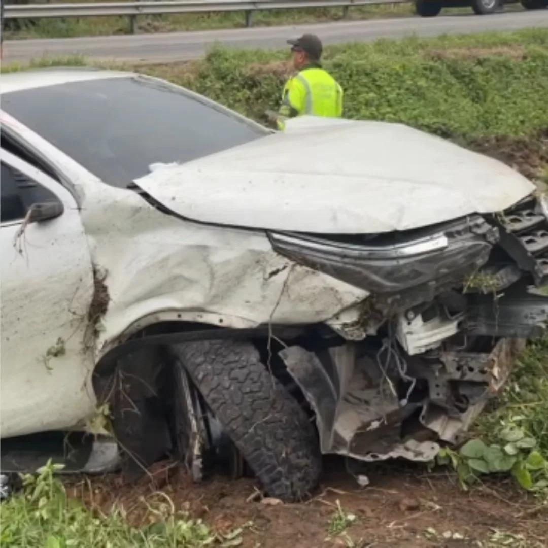 Nuevo accidente a cantante de música popular. Sebastián Ayala sufrió un aparatoso choque en su vehículo
