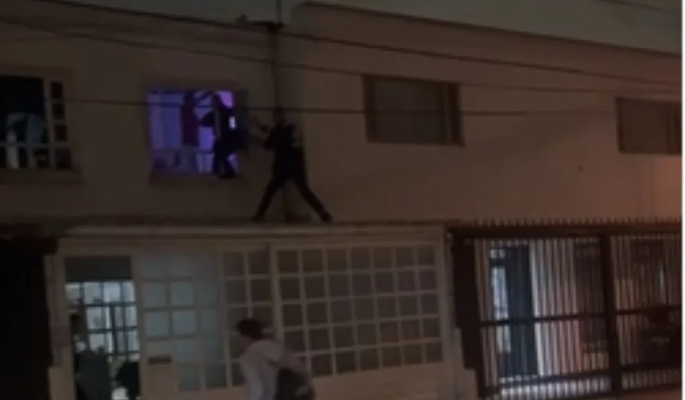 Persecución activa en Engativá tras el encañonamiento de una mujer en su vivienda 1 Persecución activa en Engativá tras el encañonamiento de una mujer en su vivienda En este momento se encuentra activa una persecución a cuatro delincuentes que habrían encañonado a una mujer dentro de su vivienda en el barrio Normandía, en la localidad de Engativá, para robarla.