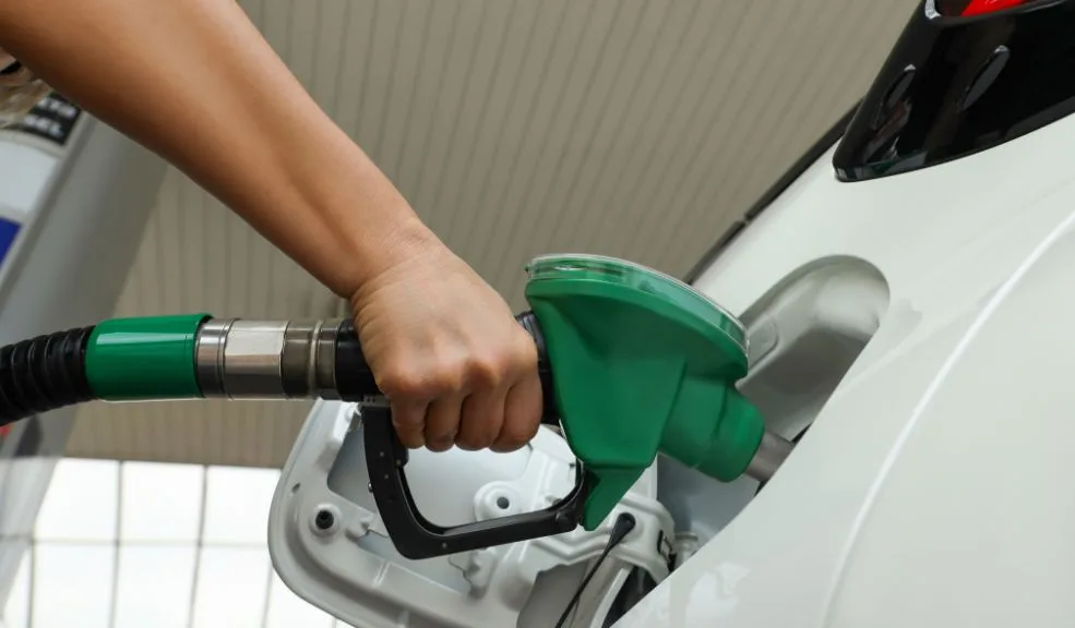 Petro anunció que la gasolina empezará a bajar tras saldar la deuda del FEPC 2 Petro anunció que la gasolina empezará a bajar tras saldar la deuda del FEPC El presidente Gustavo Petro reafirmó, a través de sus redes sociales, que el precio de la gasolina empezará a bajar tras haberse saldado la deuda con el Fondo de Estabilización de Precios de los Combustibles (FEPC) por 70 billones de pesos, que, según el mandatario, corresponde a una deuda histórica que se incrementó durante el gobierno de Iván Duque.