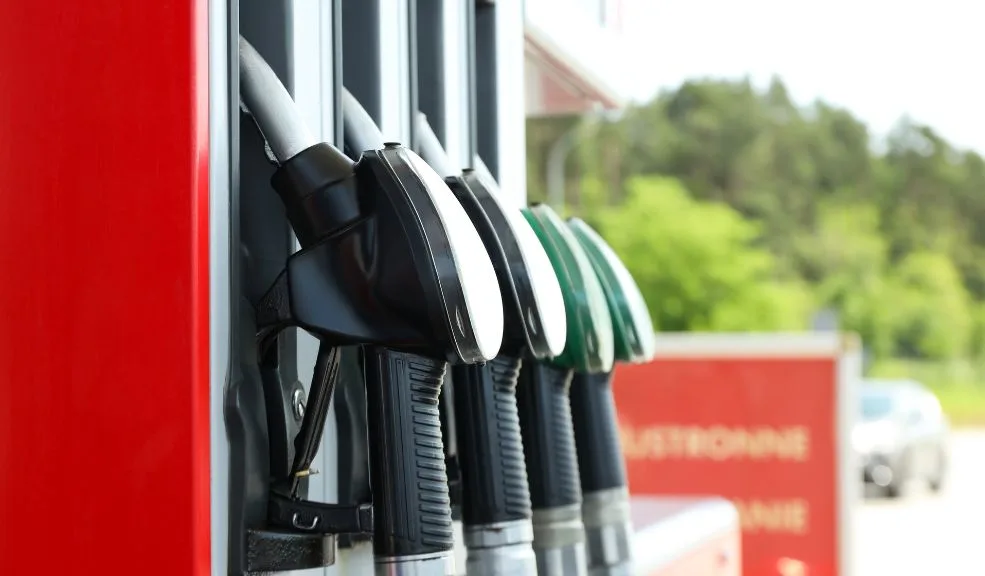 Petro anunció que la gasolina empezará a bajar tras saldar la deuda del FEPC 1 Petro anunció que la gasolina empezará a bajar tras saldar la deuda del FEPC El presidente Gustavo Petro reafirmó, a través de sus redes sociales, que el precio de la gasolina empezará a bajar tras haberse saldado la deuda con el Fondo de Estabilización de Precios de los Combustibles (FEPC) por 70 billones de pesos, que, según el mandatario, corresponde a una deuda histórica que se incrementó durante el gobierno de Iván Duque.