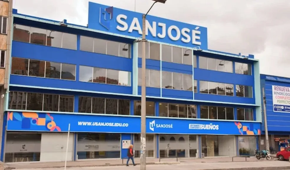Petro defiende a funcionarios que obtuvieron sus títulos en la Fundación San José 2 Petro defiende a funcionarios que obtuvieron sus títulos en la Fundación San José El presidente Gustavo Petro salió en defensa de los funcionarios señalados de obtener títulos profesionales de forma acelerada en la Fundación San José.
