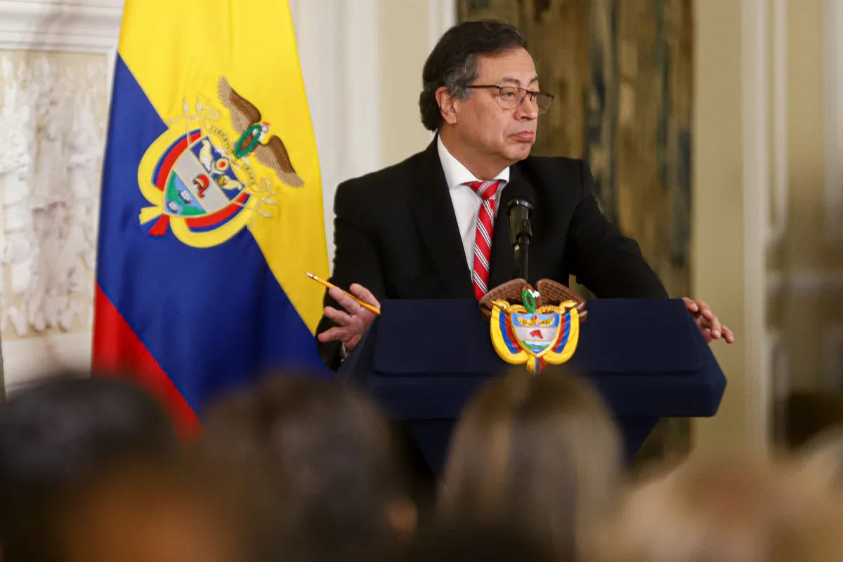Petro defiende a funcionarios que obtuvieron sus títulos en la Fundación San José 1 Petro defiende a funcionarios que obtuvieron sus títulos en la Fundación San José El presidente Gustavo Petro salió en defensa de los funcionarios señalados de obtener títulos profesionales de forma acelerada en la Fundación San José.