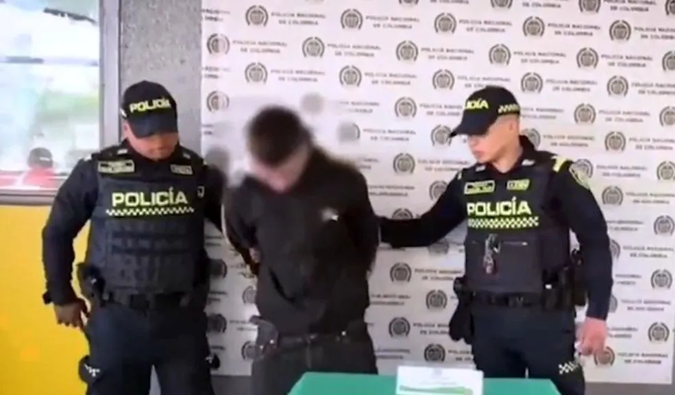En Suba: lo capturaron en flagrancia tras hurtar un celular avaluado en 3 millones de pesos 7 En Suba: lo capturaron en flagrancia tras hurtar un celular avaluado en 3 millones de pesos Un intento de robo en el sector de Las Villas (Suba) desencadenó una violenta reacción ciudadana que terminó con la captura de un joven de 22 años y la incineración de su vehículo.