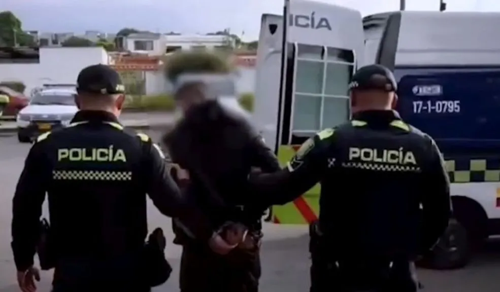 En Suba: lo capturaron en flagrancia tras hurtar un celular avaluado en 3 millones de pesos 2 En Suba: lo capturaron en flagrancia tras hurtar un celular avaluado en 3 millones de pesos Un intento de robo en el sector de Las Villas (Suba) desencadenó una violenta reacción ciudadana que terminó con la captura de un joven de 22 años y la incineración de su vehículo.