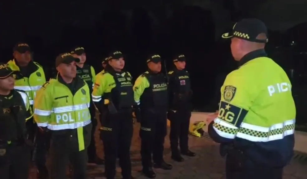 Policía desplegará 400 uniformados durante homenaje a Yeison Jiménez Ante la masiva asistencia que se proyecta para este evento gratuito, la Policía Metropolitana de Bogotá, en conjunto con la administración distrital y la logística del recinto, ha desplegado un robusto esquema de seguridad compuesto por 400 uniformados de diversas especialidades.