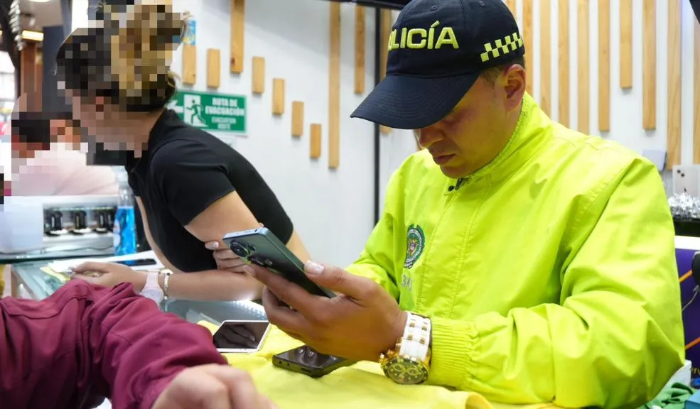 Policía incautó 15 celulares robados y modificados en el centro Las autoridades desmantelaron una red de manipulación de dispositivos móviles que operaba bajo la fachada de establecimientos comerciales legales.