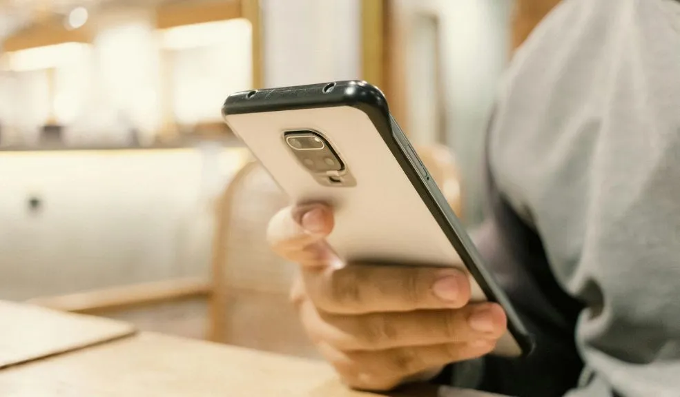 Policía incautó 15 celulares robados y modificados en el centro Las autoridades desmantelaron una red de manipulación de dispositivos móviles que operaba bajo la fachada de establecimientos comerciales legales.