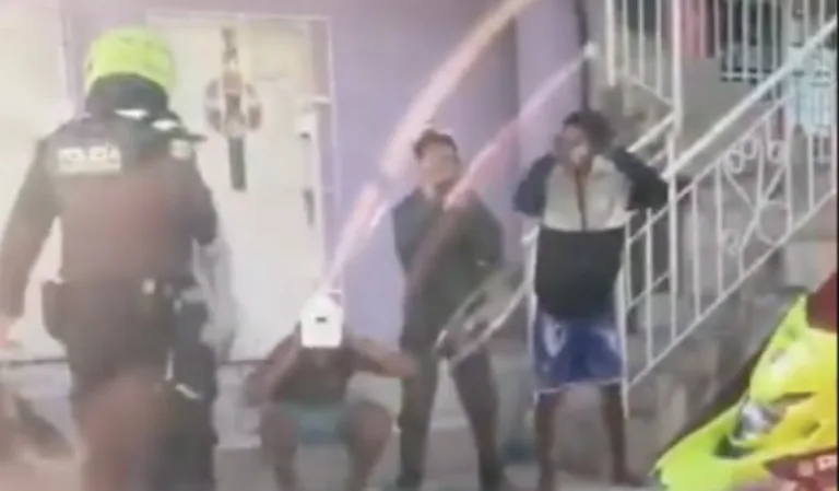 Policía puso a hacer sentadillas a jóvenes y estalló polémica