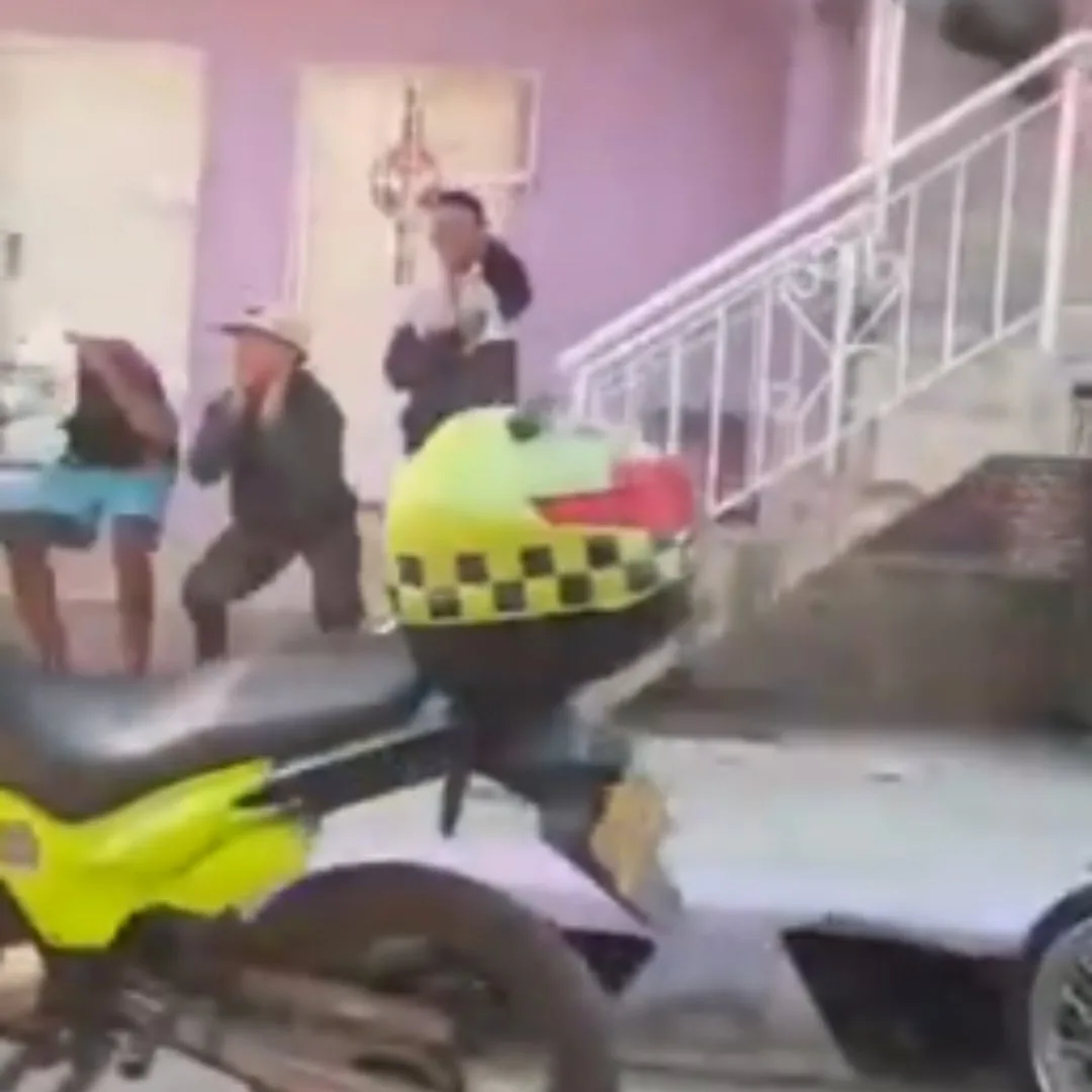Policía puso a hacer sentadillas a jóvenes y estalló polémica
