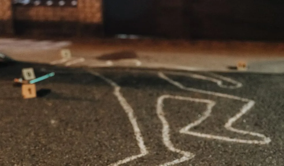 Por robar unos zapatos lo mataron 2 Por robar unos zapatos lo mataron El robo de unos zapatos desató una riña mortal. Un joven fue asesinado en plena calle por un hombre conocido como ‘Ratón’.