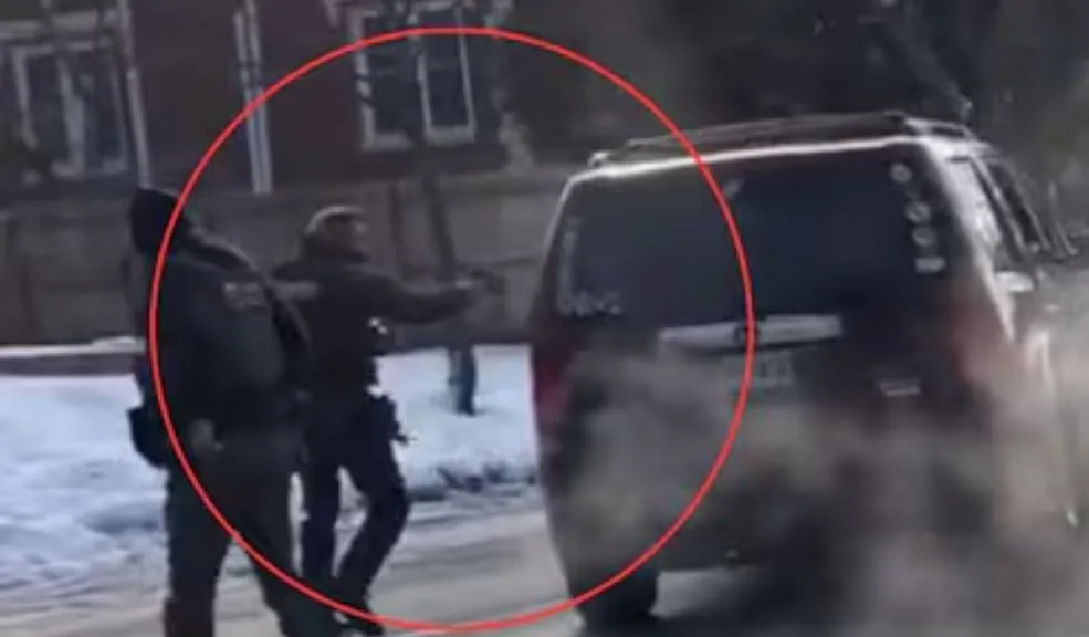 Niega investigar al agente del ICE que mató a tiros a Renee Good 2 Niega investigar al agente del ICE que mató a tiros a Renee Good El fiscal general adjunto de EEUU, Todd Blanche, ha manifestado este domingo que su oficina no tiene intención de investigar al agente federal de inmigración que mató a tiros a Renee Good el pasado 7 de enero al insistir, siguiendo la versión oficial, que el agente actuó en defensa propia porque la mujer intentó atropellarle con su vehículo.
