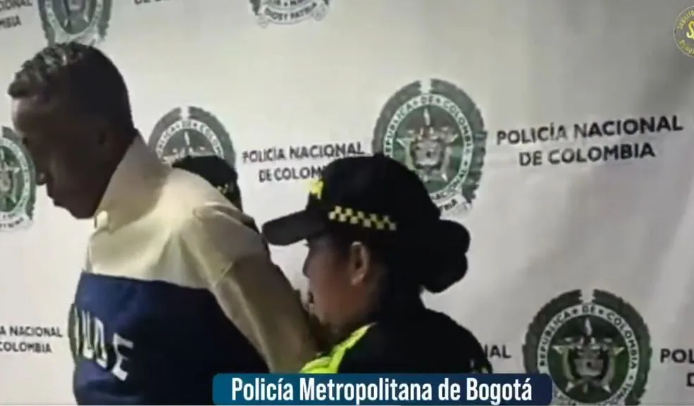 Kennedy: capturan a hombre con antecedentes por violento ataque a su pareja con pico de botella 1 Kennedy: capturan a hombre con antecedentes por violento ataque a su pareja con pico de botella Un hombre al que le habían quitado la medida de prisión domiciliaria por el delito de homicidio habría vuelto a hacer de las suyas al atacar a su pareja con el pico de una botella en la localidad de Kennedy. Afortunadamente, volvió a ser capturado tras estar varios días prófugo.