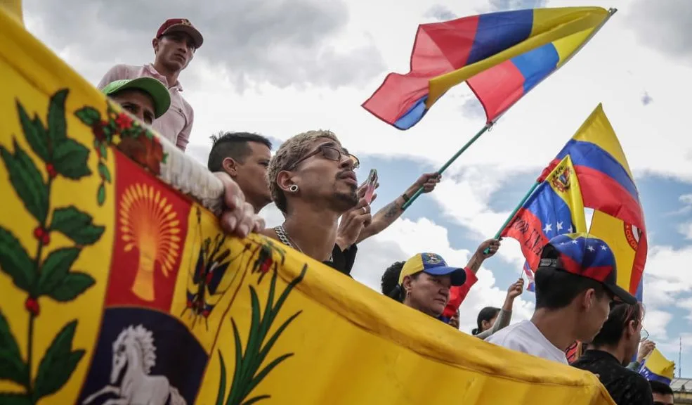 Venezolanos celebran en Bogotá la captura de Maduro 3 Venezolanos celebran en Bogotá la captura de Maduro Mientras un grupo de manifestantes protestaba contra la intervención de EE. UU. contra Maduro, cientos de migrantes venezolanos se congregaron con banderas y cantos en el corazón de la capital colombiana para celebrar lo que consideran el fin del régimen chavista.