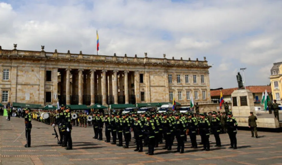 Más de 23.000 auxiliares de la Policía se beneficiarán con aumento del 45,9 % en su bonificación Más de 23.000 uniformados que prestan el servicio en la Policía recibirán un aumento del 45,9% en su ingreso mensual. Ahora su paga será equivalente a un salario mínimo completo, gracias a la Ley 2384 de 2024 que respaldó el Gobierno Nacional.