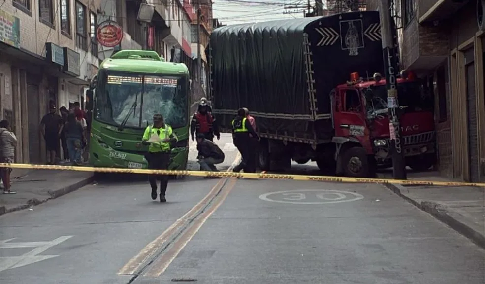Atención: caos vehicular en Ciudad Bolívar por fuerte choque entre bus y Sitp Un fuerte choque entre un bus del SITP y un camión tiene bloqueada a esta hora la vía principal del barrio San Francisco, en Ciudad Bolívar. El accidente, ocurrido hace pocos minutos, ya cuenta con la presencia de ambulancias y bomberos que atienden la emergencia.