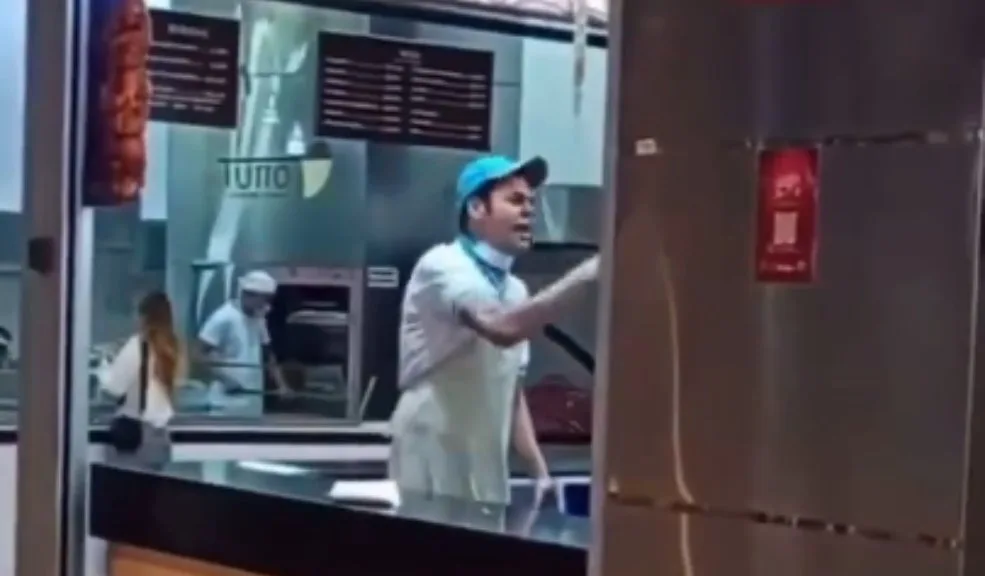 Frisby emite comunicado tras incidente con trabajador en centro comercial de Ibagué 1 Frisby emite comunicado tras incidente con trabajador en centro comercial de Ibagué Un video viral muestra el momento en que un trabajador de Frisby, en medio de una crisis emocional, acusa a sus superiores de "humillaciones constantes". La empresa lanzó un comunicado ante lo sucedido.