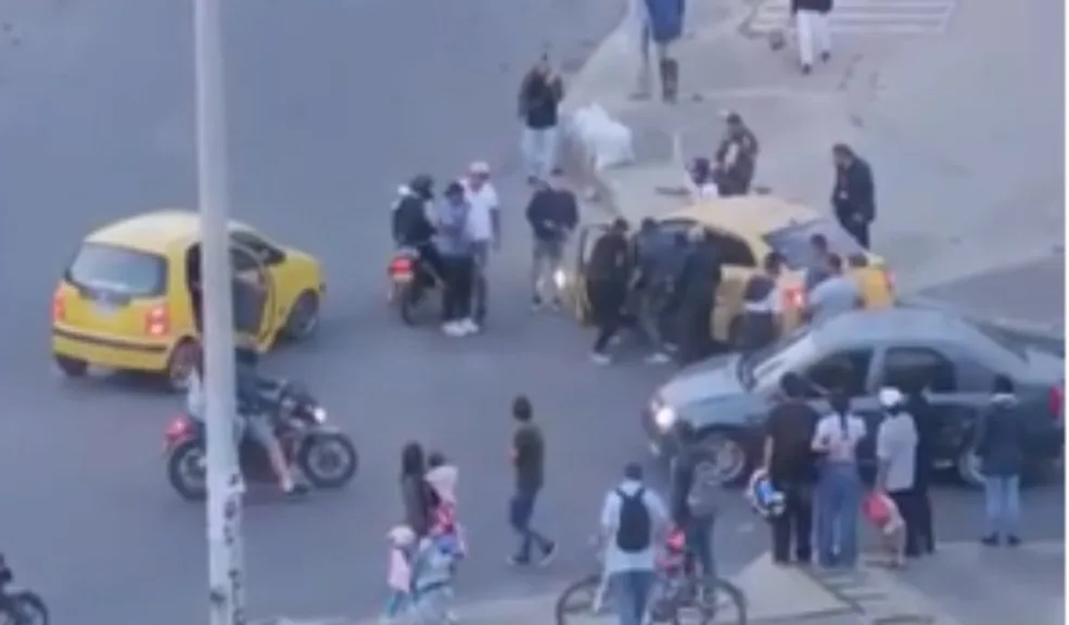 En Soacha asesinaron a tiros a conductor dentro de su taxi 1 En Soacha asesinaron a tiros a conductor dentro de su taxi La tarde de este viernes 23 de enero cerró con un crudo ataque sicarial en Soacha, donde un conductor de servicio público fue asesinado mientras desempeñaba sus labores.