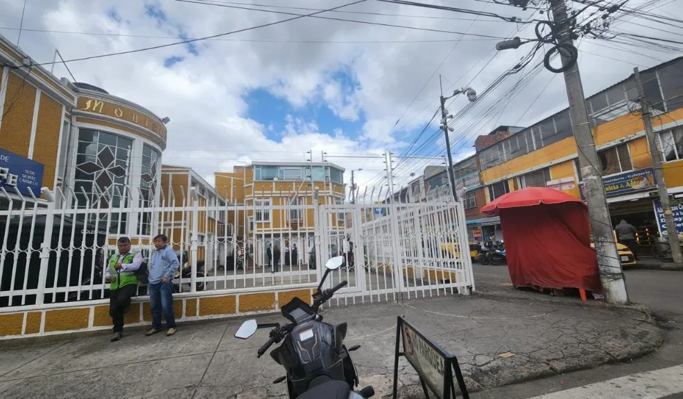 Matan a menor de 17 años durante velorio en Tunjuelito Una ceremonia fúnebre se convirtió en el escenario de un nuevo hecho de sangre en el barrio El Carmen, localidad de Tunjuelito. Mientras familiares y amigos daban el último adiós a un allegado, dos sujetos en motocicleta irrumpieron en una funeraria y atacaron a un menor.