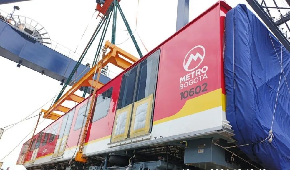 Quinto tren de la Línea 1 del Metro de Bogotá ya se encuentra en Colombia El quinto tren de la Línea 1 del Metro de Bogotá ya se encuentra en Colombia, sumándose al material rodante previsto para la operación del sistema y marcando un nuevo avance del proyecto.
