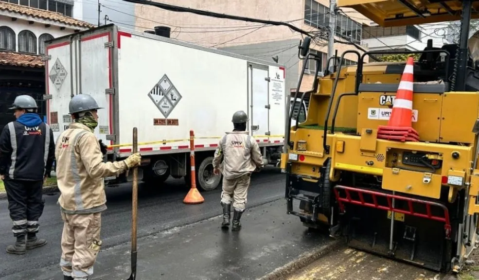 Nueva máquina alemana permitirá agilizar obras y el mantenimiento vial en Bogotá Una nueva fresadora alemana se suma al mantenimiento vial en Bogotá para agilizar las obras y optimizar la intervención de las vías de la ciudad. Le contamos cómo opera.